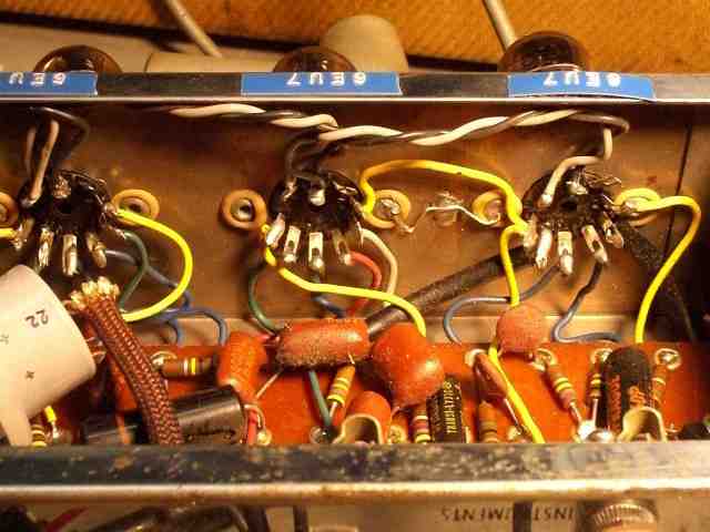 Notice the extra-groovy shock-mounted tube sockets. Unfortunately time has reduced their elasticity a bit.